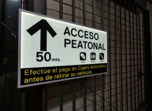 Señalización direccional y wayfinding en parkings