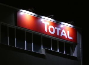 Frontally illuminated trays
